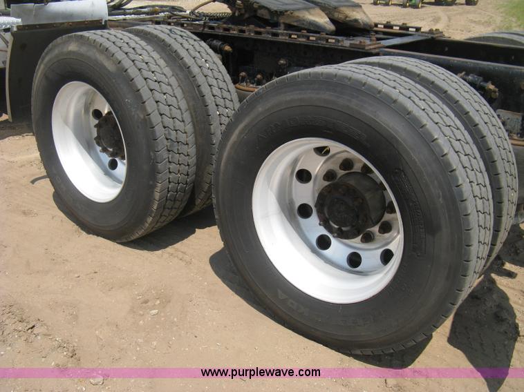 image for item H5336 2001 Freightliner Columbia 120 semi truck