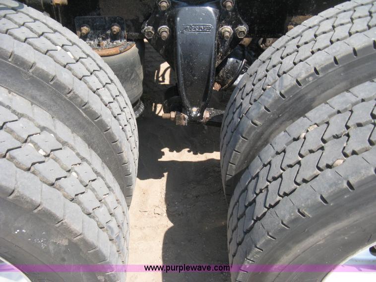 image for item H5336 2001 Freightliner Columbia 120 semi truck