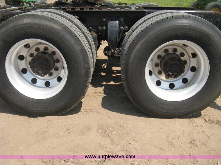 image for item H5336 2001 Freightliner Columbia 120 semi truck