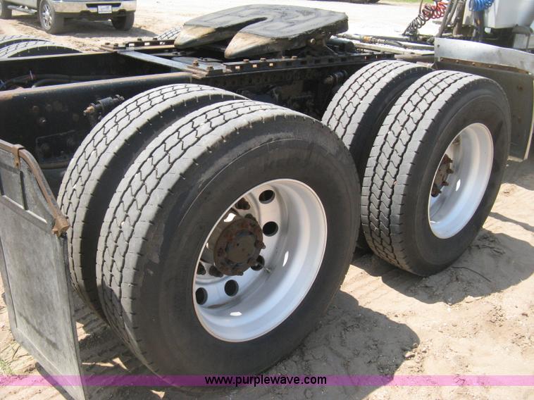 image for item H5336 2001 Freightliner Columbia 120 semi truck