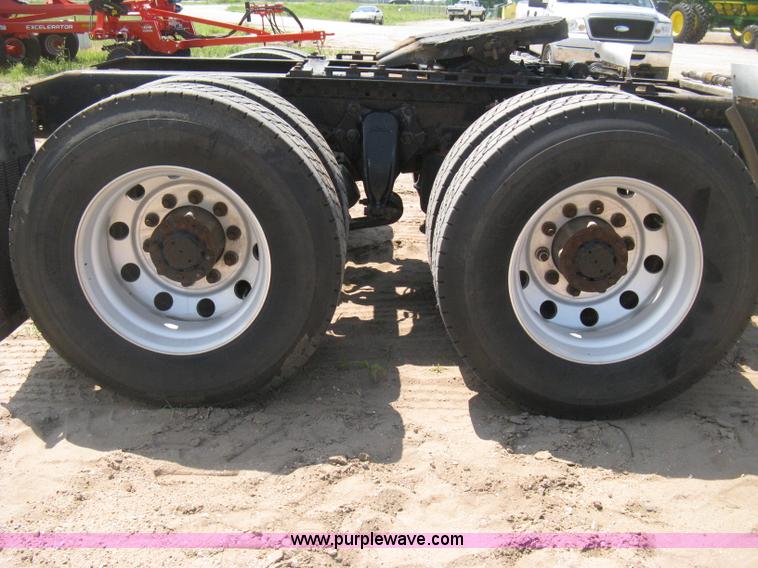 image for item H5336 2001 Freightliner Columbia 120 semi truck