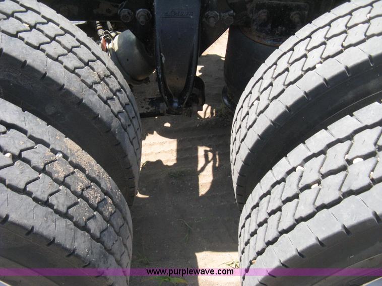 image for item H5336 2001 Freightliner Columbia 120 semi truck