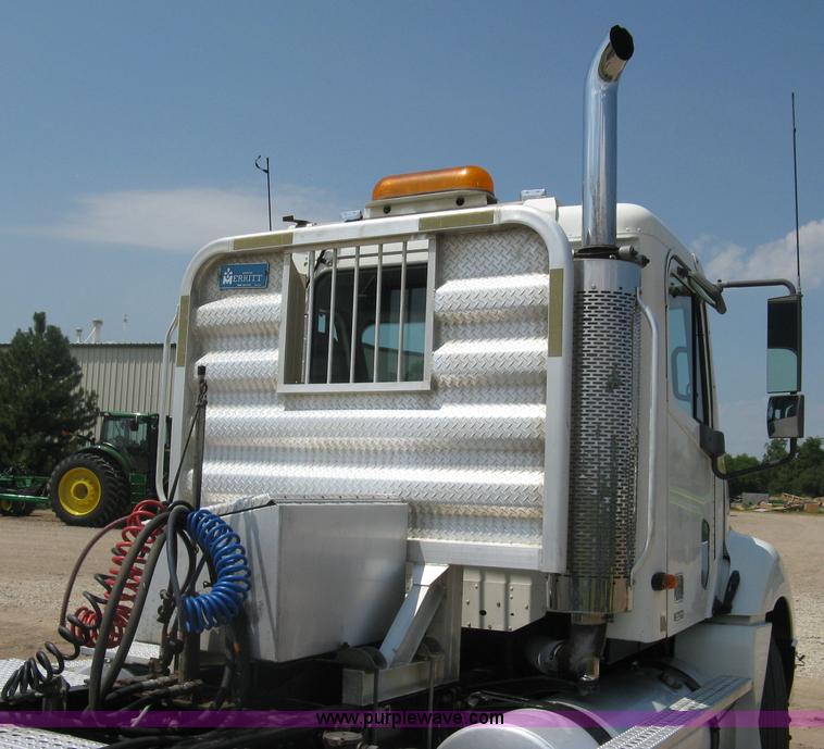 image for item H5336 2001 Freightliner Columbia 120 semi truck