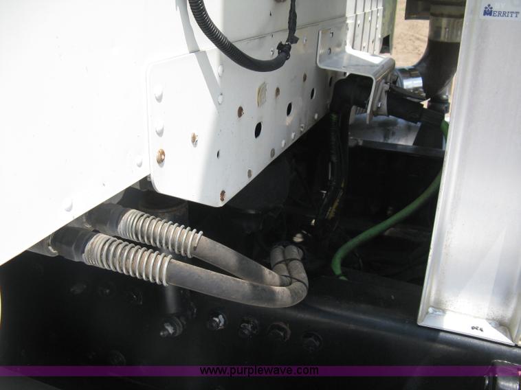 image for item H5336 2001 Freightliner Columbia 120 semi truck