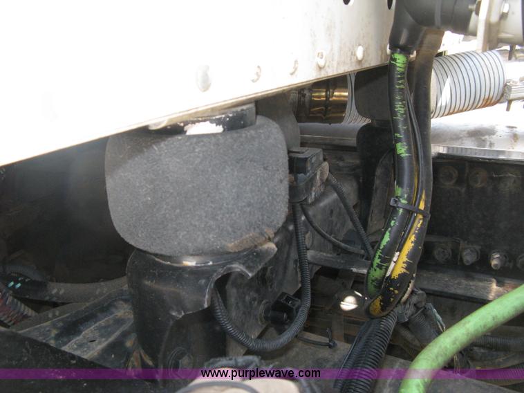 image for item H5336 2001 Freightliner Columbia 120 semi truck