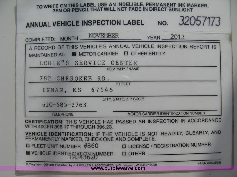 image for item H5336 2001 Freightliner Columbia 120 semi truck