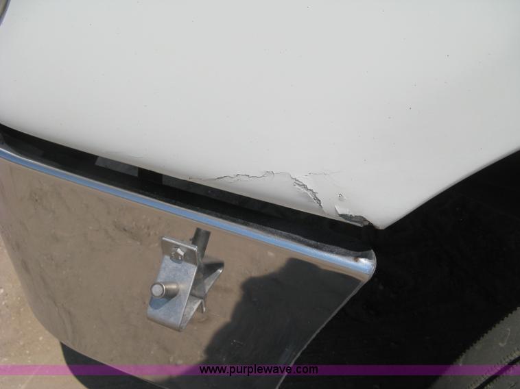 image for item H5336 2001 Freightliner Columbia 120 semi truck