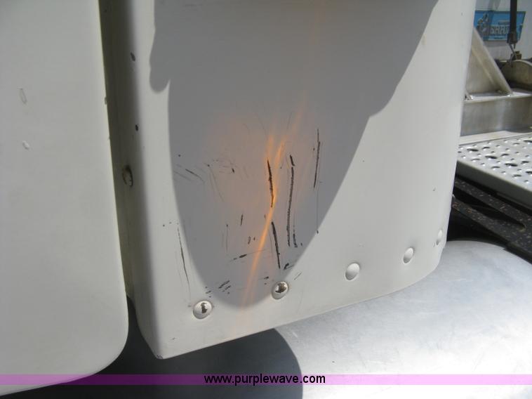 image for item H5336 2001 Freightliner Columbia 120 semi truck