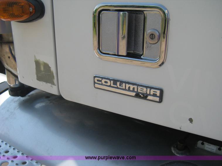 image for item H5336 2001 Freightliner Columbia 120 semi truck