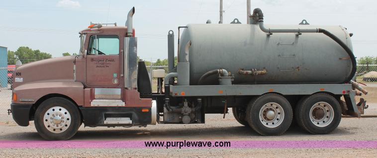 image for item H5637 1988 Kenworth T600 vacuum truck