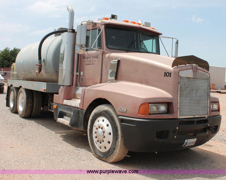 image for item H5637 1988 Kenworth T600 vacuum truck