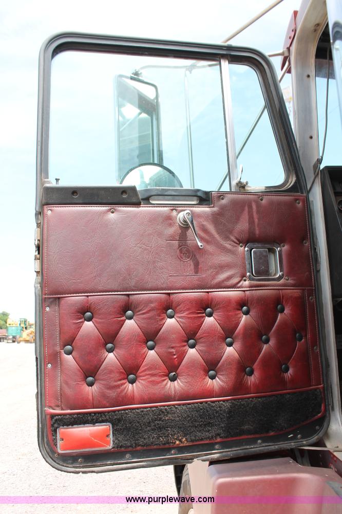 image for item H5637 1988 Kenworth T600 vacuum truck