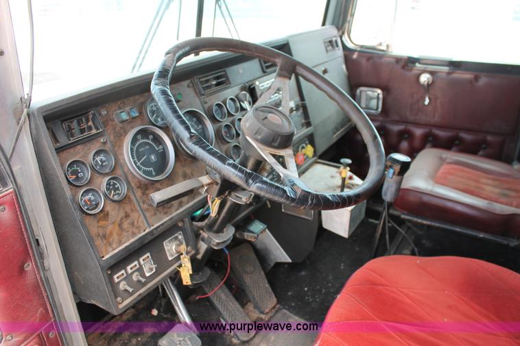 image for item H5637 1988 Kenworth T600 vacuum truck