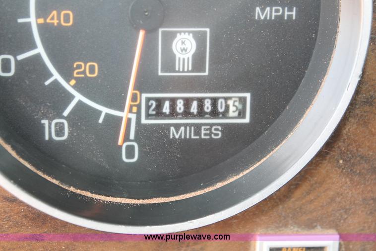 image for item H5637 1988 Kenworth T600 vacuum truck