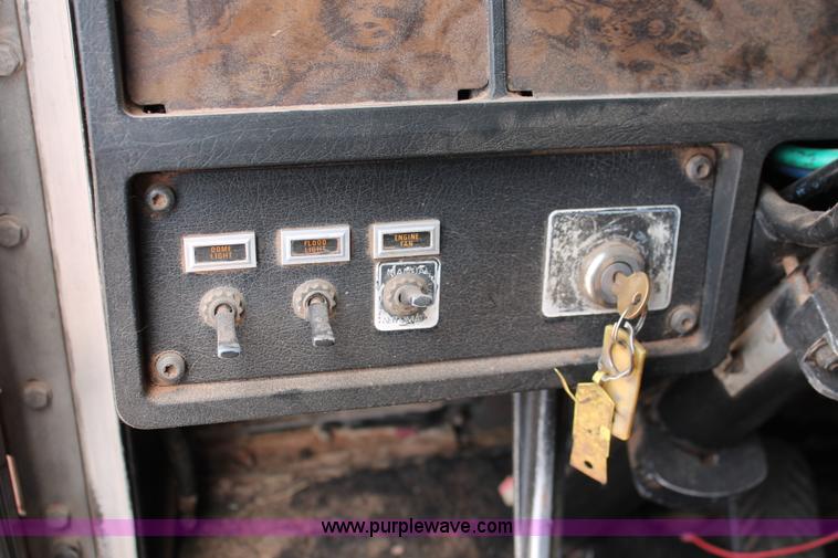 image for item H5637 1988 Kenworth T600 vacuum truck