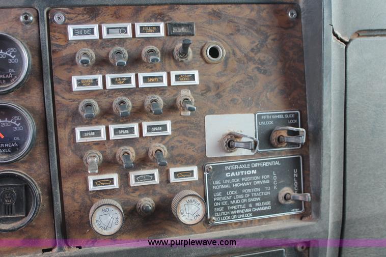 image for item H5637 1988 Kenworth T600 vacuum truck