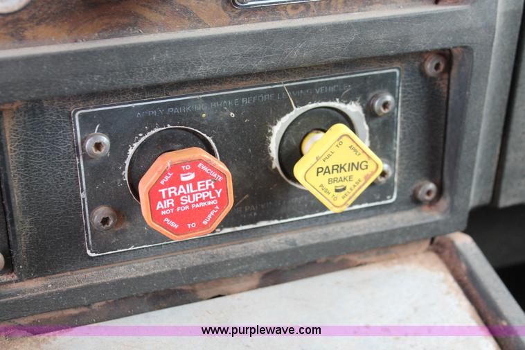 image for item H5637 1988 Kenworth T600 vacuum truck