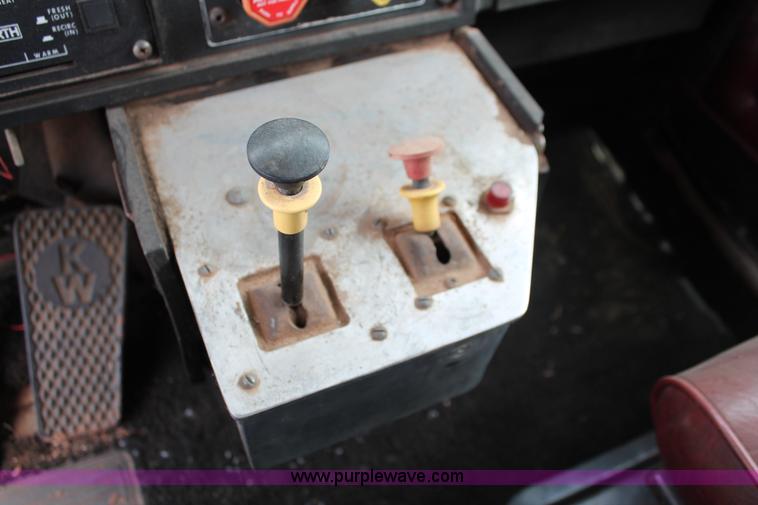 image for item H5637 1988 Kenworth T600 vacuum truck