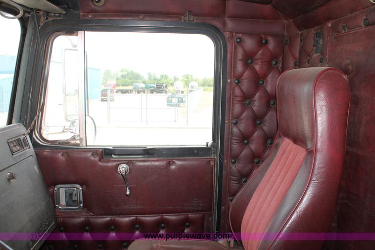 image for item H5637 1988 Kenworth T600 vacuum truck