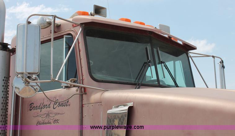 image for item H5637 1988 Kenworth T600 vacuum truck