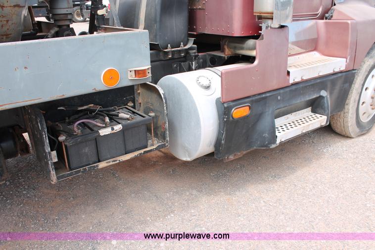 image for item H5637 1988 Kenworth T600 vacuum truck