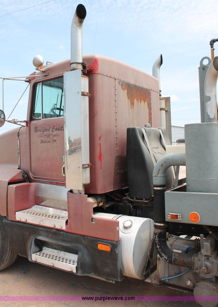 image for item H5637 1988 Kenworth T600 vacuum truck