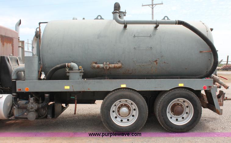 image for item H5637 1988 Kenworth T600 vacuum truck