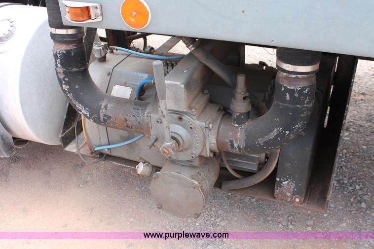 image for item H5637 1988 Kenworth T600 vacuum truck