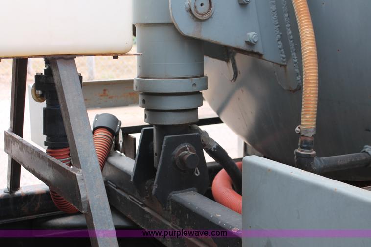 image for item H5637 1988 Kenworth T600 vacuum truck