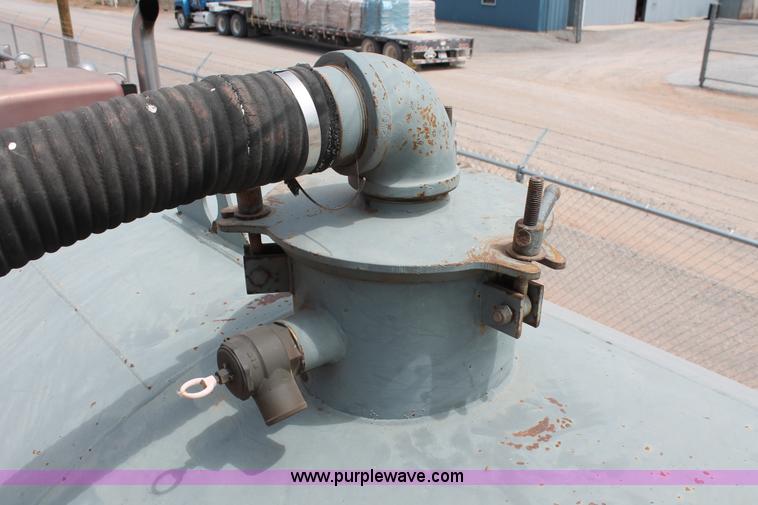 image for item H5637 1988 Kenworth T600 vacuum truck