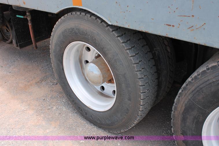 image for item H5637 1988 Kenworth T600 vacuum truck