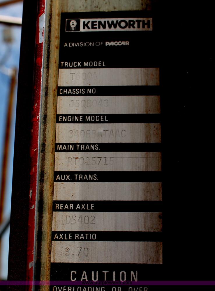 image for item H5637 1988 Kenworth T600 vacuum truck