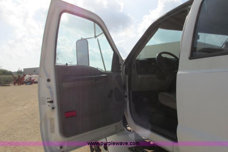 image for item I3500 2000 Ford F650 Super Duty XL Crew Cab service truck with crane