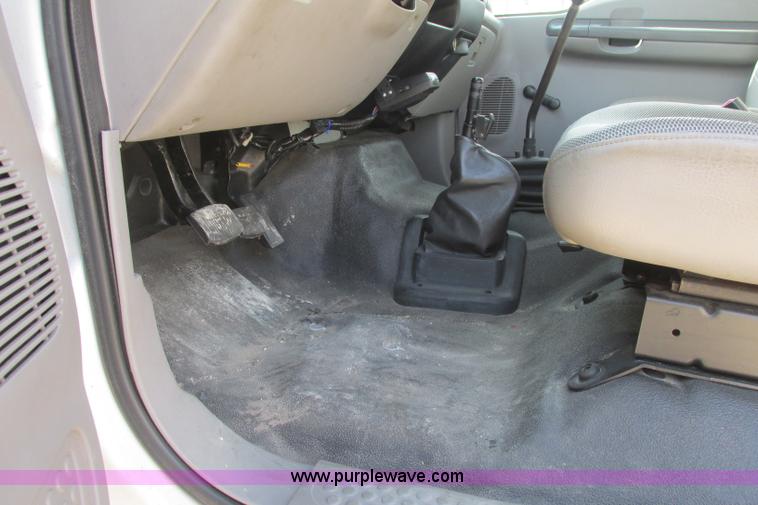 image for item I3500 2000 Ford F650 Super Duty XL Crew Cab service truck with crane