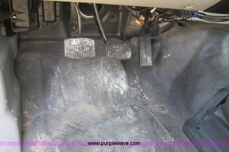 image for item I3500 2000 Ford F650 Super Duty XL Crew Cab service truck with crane