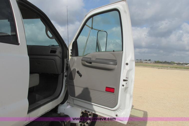 image for item I3500 2000 Ford F650 Super Duty XL Crew Cab service truck with crane