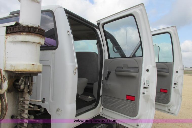 image for item I3500 2000 Ford F650 Super Duty XL Crew Cab service truck with crane