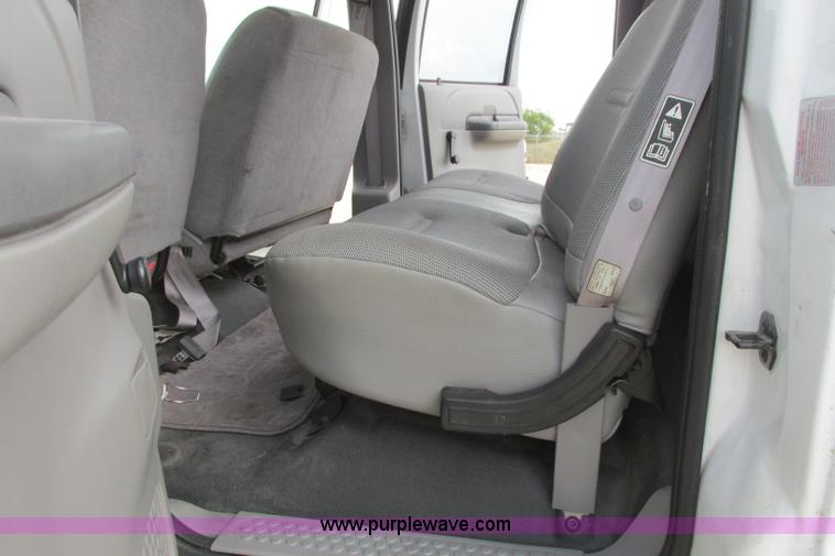 image for item I3500 2000 Ford F650 Super Duty XL Crew Cab service truck with crane