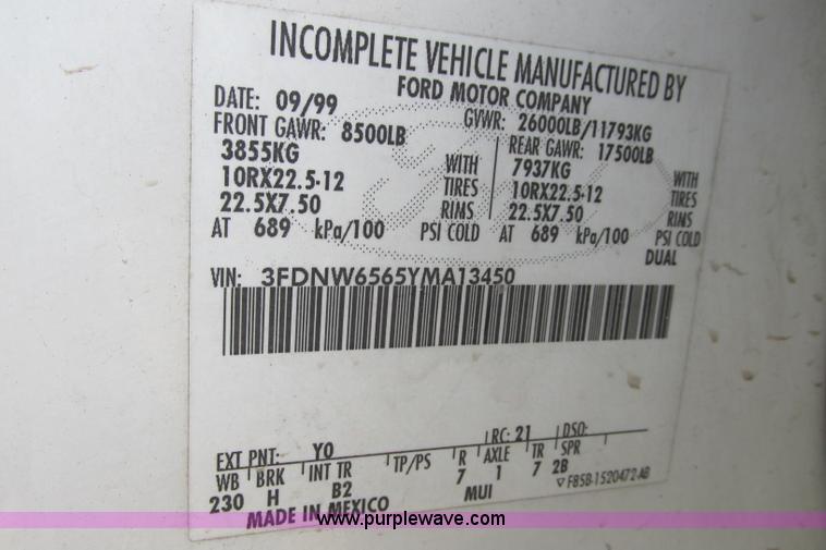 image for item I3500 2000 Ford F650 Super Duty XL Crew Cab service truck with crane