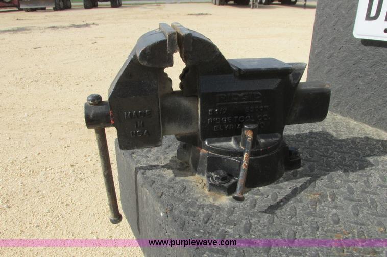 image for item I3500 2000 Ford F650 Super Duty XL Crew Cab service truck with crane