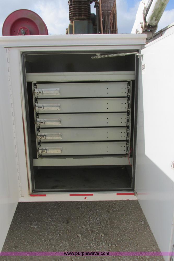 image for item I3500 2000 Ford F650 Super Duty XL Crew Cab service truck with crane