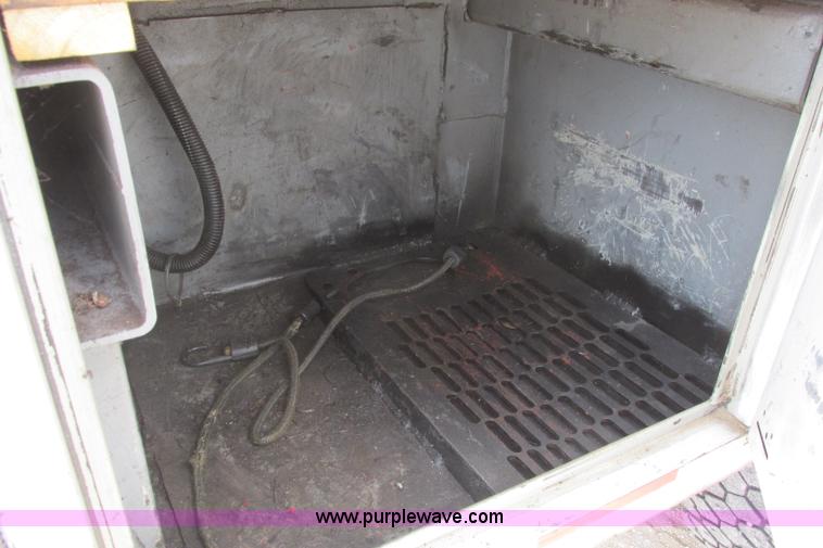 image for item I3500 2000 Ford F650 Super Duty XL Crew Cab service truck with crane