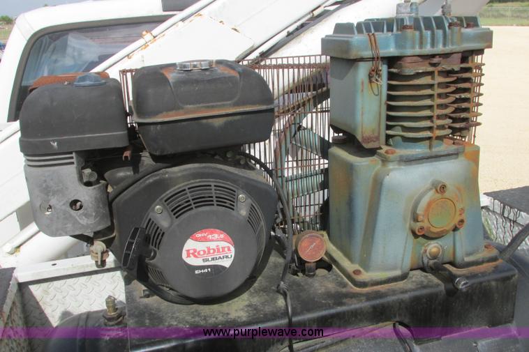 image for item I3500 2000 Ford F650 Super Duty XL Crew Cab service truck with crane