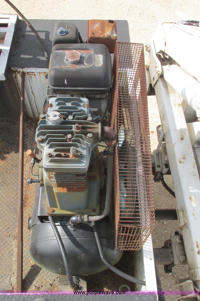 image for item I3500 2000 Ford F650 Super Duty XL Crew Cab service truck with crane