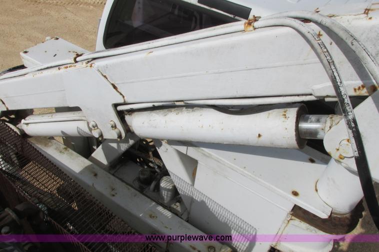 image for item I3500 2000 Ford F650 Super Duty XL Crew Cab service truck with crane