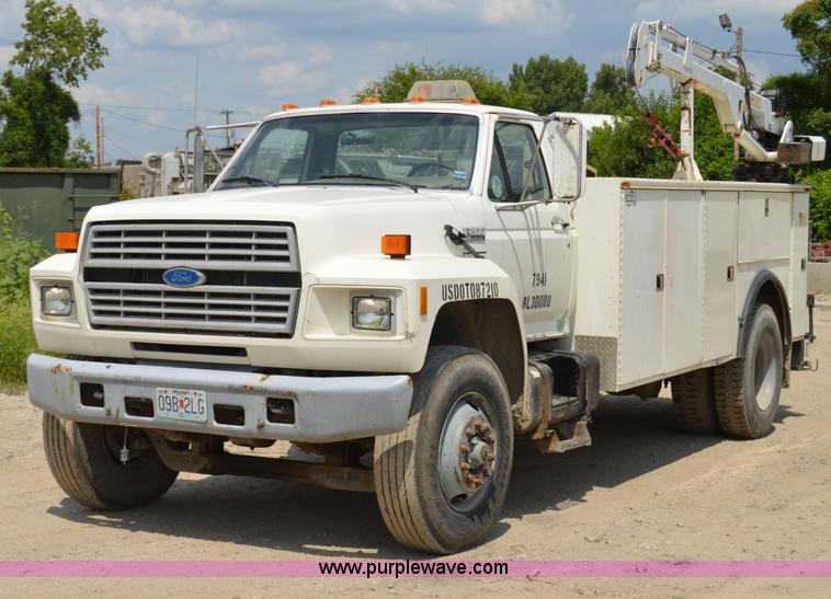 image for item I4614 1994 Ford F800 service truck with crane