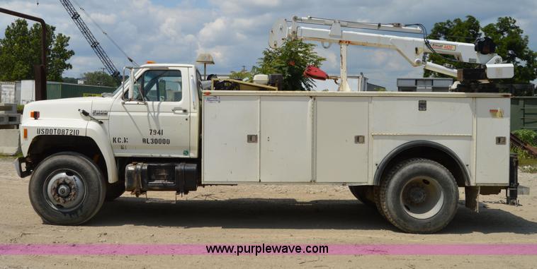image for item I4614 1994 Ford F800 service truck with crane