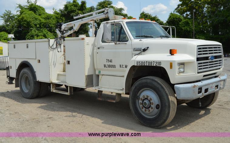 image for item I4614 1994 Ford F800 service truck with crane