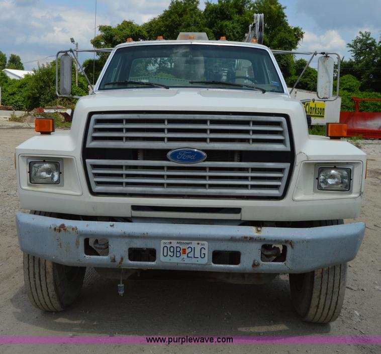 1994 Ford F800 service truck with crane in Kansas City, MO | Item I4614