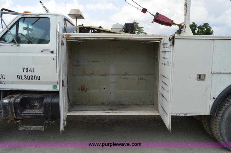 image for item I4614 1994 Ford F800 service truck with crane